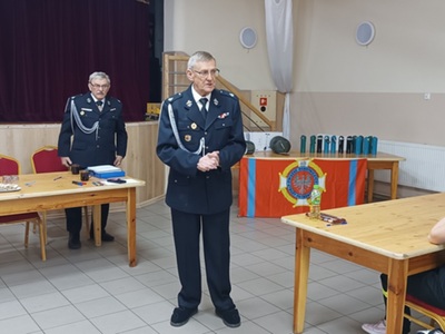 Turniej Wiedzy Pożarniczej „Młodzież zapobiega pożarom”, strażak podsumowuje turniej i przemawia do dzieci