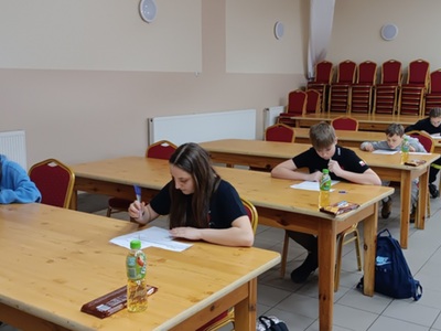 Turniej Wiedzy Pożarniczej „Młodzież zapobiega pożarom”,  uczestnicy konkursu siedzą oddaleni od siebie i udzielają pisemnych odpowiedzi