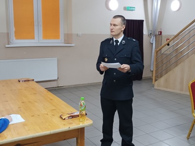 Turniej Wiedzy Pożarniczej „Młodzież zapobiega pożarom”, strażak przedstawia zasady turnieju