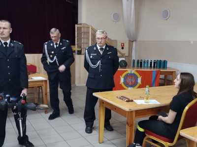 Turniej Wiedzy Pożarniczej „Młodzież zapobiega pożarom”, strażacy prezentują działanie urządzeń przeciwpożarowych