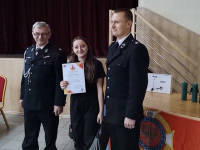 Turniej Wiedzy Pożarniczej „Młodzież zapobiega pożarom”, wręczenie dyplomu