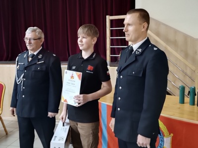 Turniej Wiedzy Pożarniczej „Młodzież zapobiega pożarom”,  wręczenie dyplomu