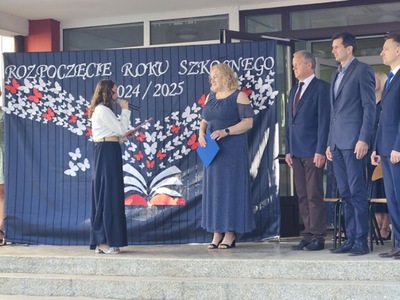 uroczyste rozpoczęcie roku szkolnego,  dyrektor, wójt, przewodniczący rady, kierownik SAPO na tle banneru rozpoczęcie roku 2024/2025 