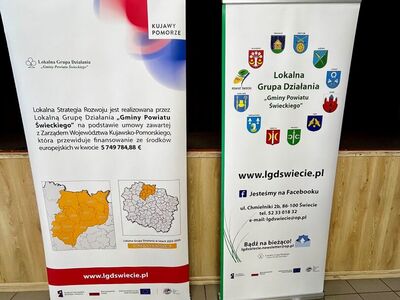 Dwa roll-upy LGD Świecie z informacjami o finansowaniu i kontaktach, loga gmin i mapy województwa kujawsko-pomorskiego
