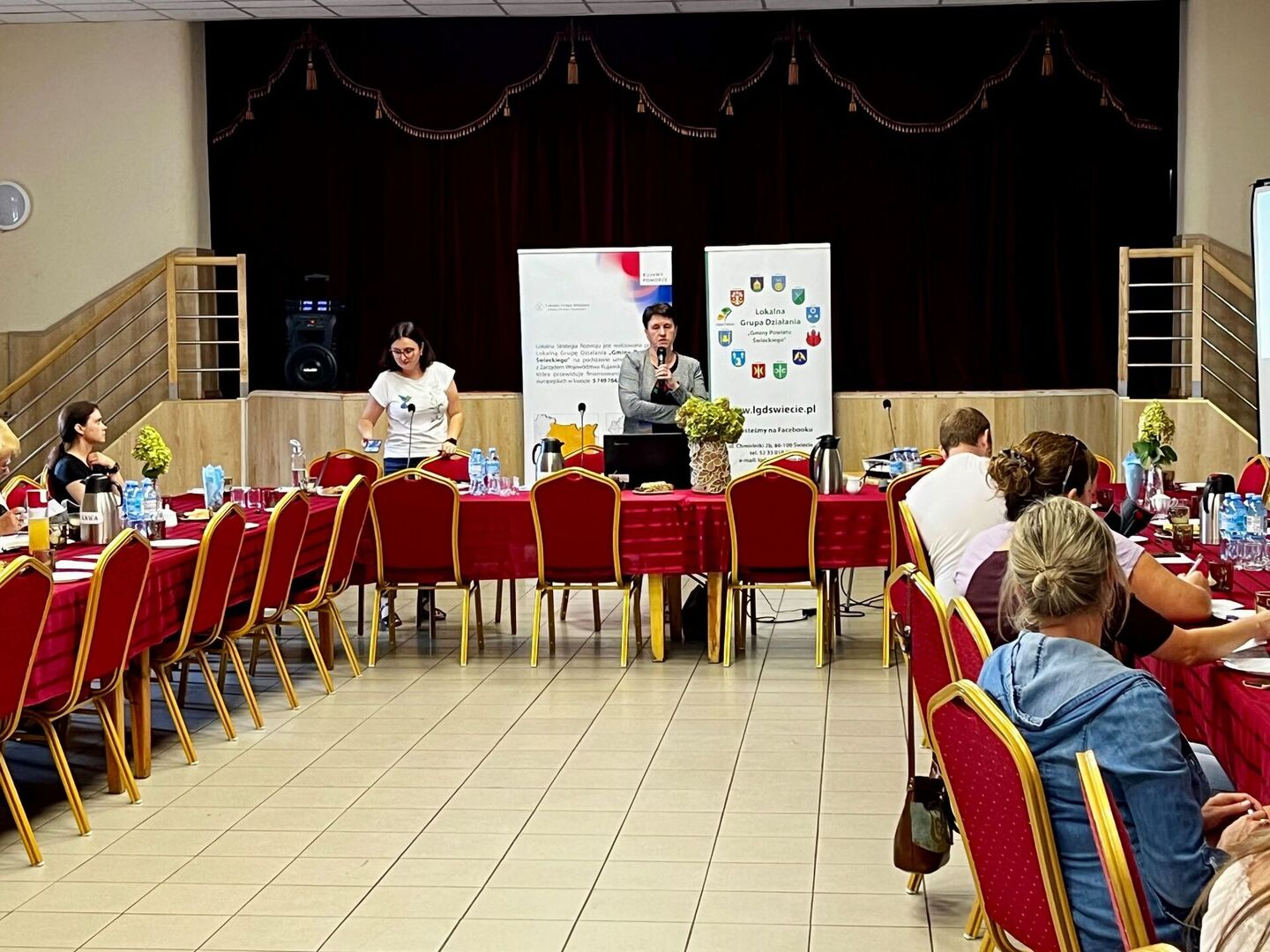 Spotkanie informacyjno-konsultacyjne Lokalnej Grupy Działania Gminy Powiatu Świeckiego, uczestnicy siedzą przy stołach, osoba prowadzi wystąpienie