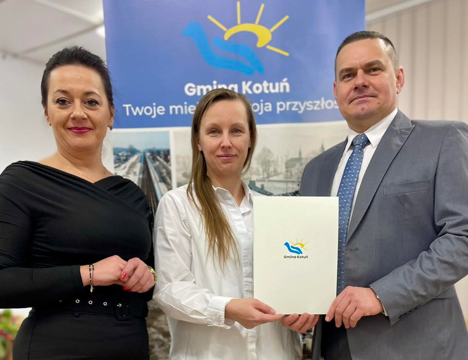 Pani Marzena Paczuska, nauczyciel Zespołu Oświatowego w Kotuniu w otoczeniu Wójta i Sekretarz Gminy Kotuń
