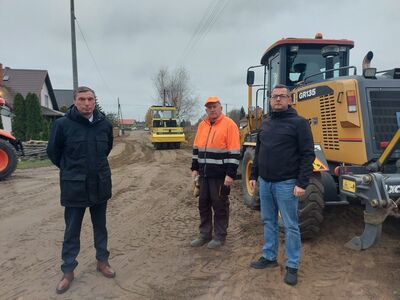 Na zdjęciu od lewej: Wójt Gminy Karsin – Roman Brunke, Andrzej Miloch – Usługi Wielobranżowe – Łukasz Miloch, Radny Artur Pokrzywiński