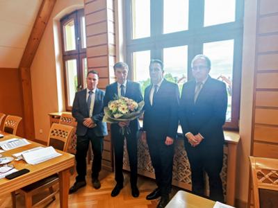 Wójt gminy Karsin Roman Brunke otrzymał kwiaty i gratulacje od prezydium Rady Gminy za otrzymanie absolutorium za wykonanie budżetu za 2024 r.