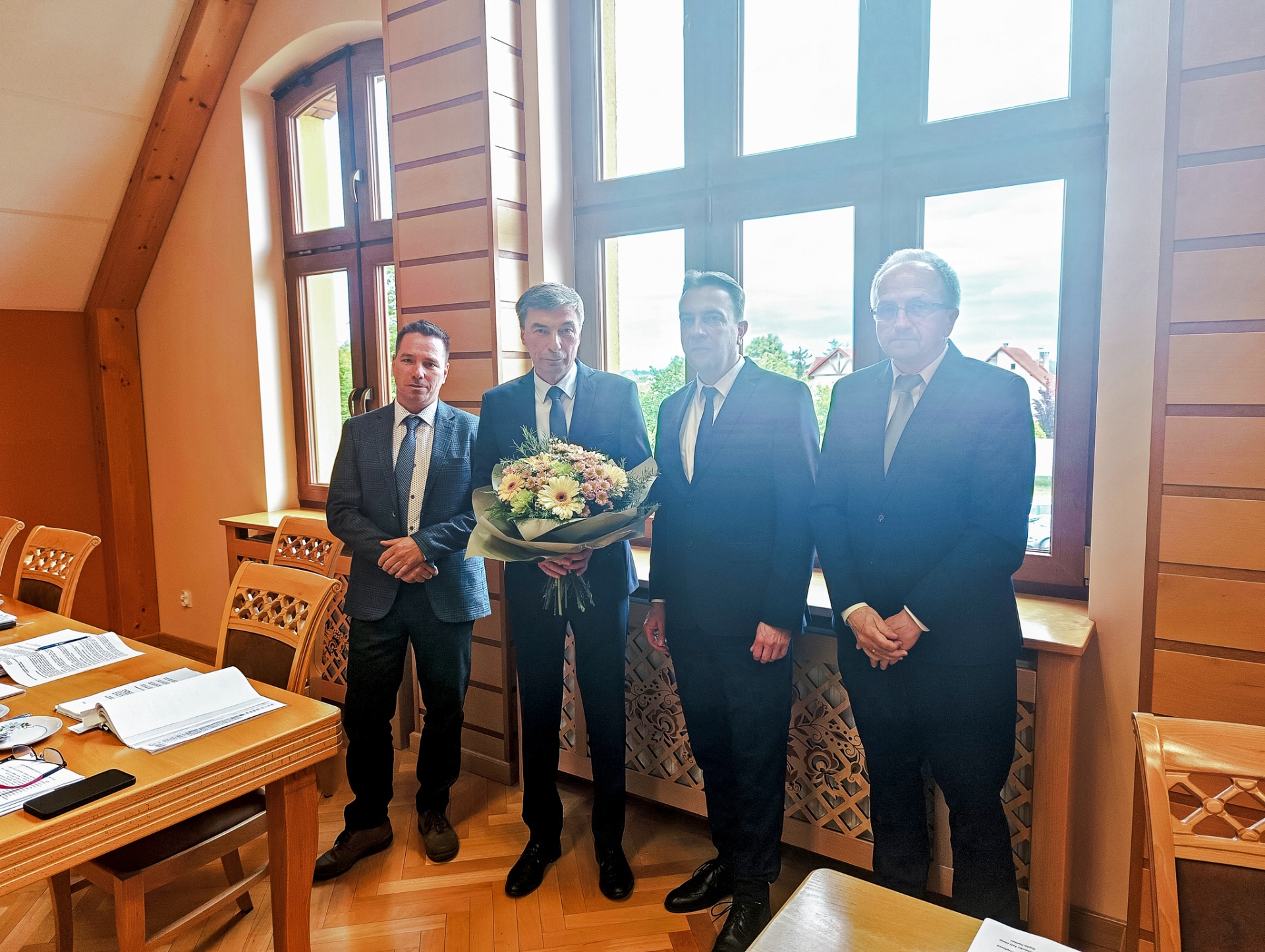 Wójt gminy Karsin Roman Brunke otrzymał kwiaty i gratulacje od prezydium Rady Gminy za otrzymanie absolutorium za wykonanie budżetu za 2024 r.