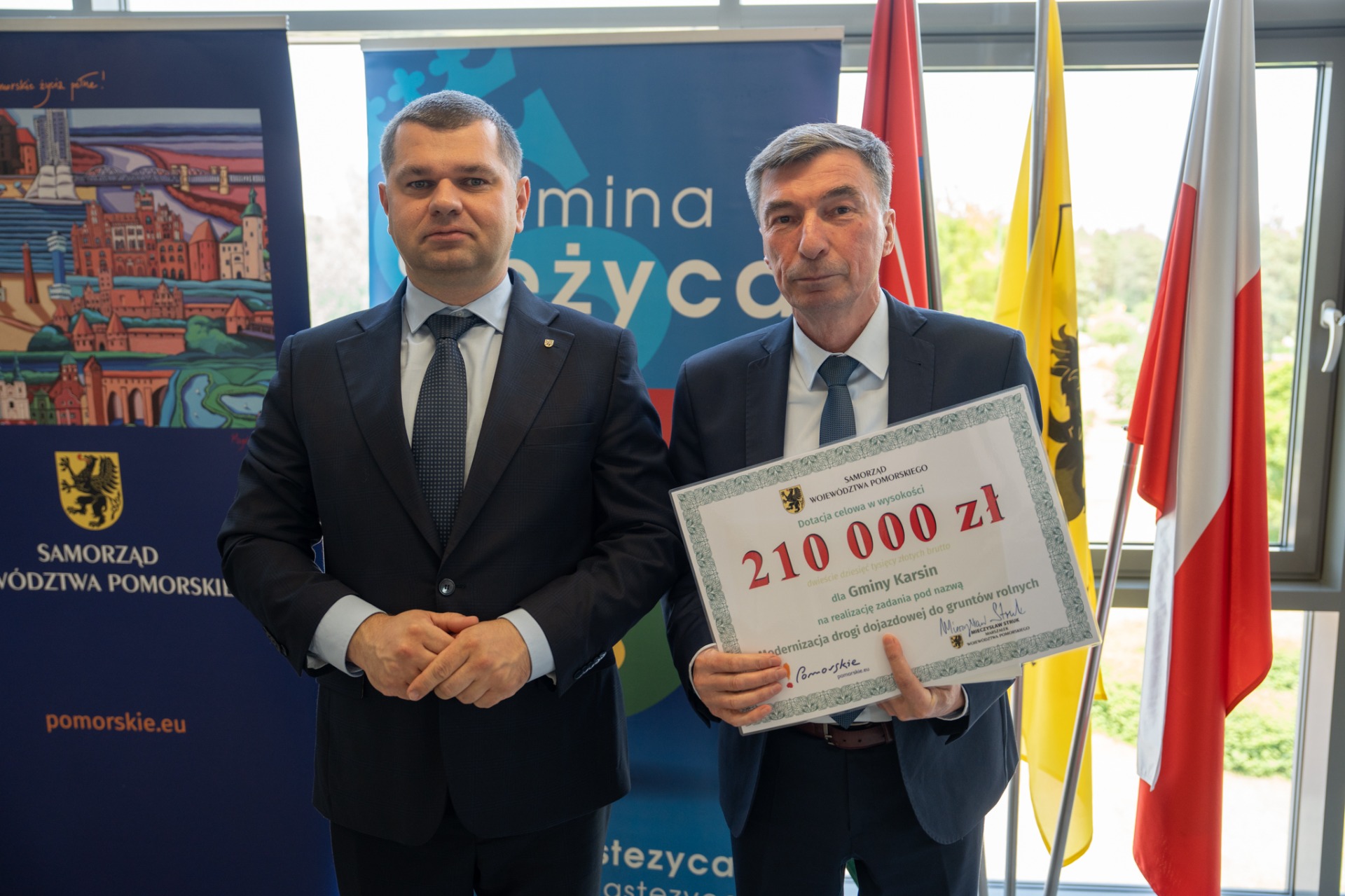 Na zdjęciu od lewej Adam Gawrylik – Członek Zarządu Województwa Pomorskiego oraz Roman Brunke – Wójt Gminy Karsin.  