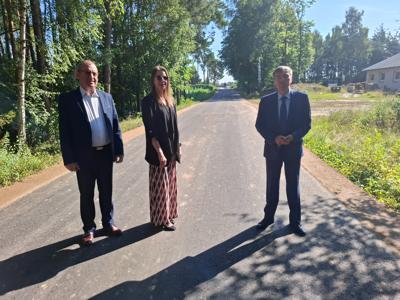 Na zdjęciu od prawej Wójt Gminy Karsin Roman Brunke, Sołtys Sołectwa Osowo Ilona Brzezińska oraz Radny Rady Gminy Karsin Piotr Czapiewski.