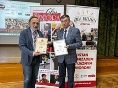 Wójt Gminy Karsin Roman Brunke odebrał z rąk Mecenasa „Głosu Seniora” dr Marka Pilcha certyfikat przystąpienia Gminy Karsin do Programu „Gmina Przyjazna Seniorom”.