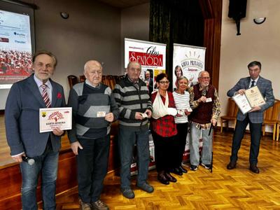 Wręczenie pierwszych Ogólnopolskich Kart Seniora pięciu najstarszym uczestnikom spotkania.