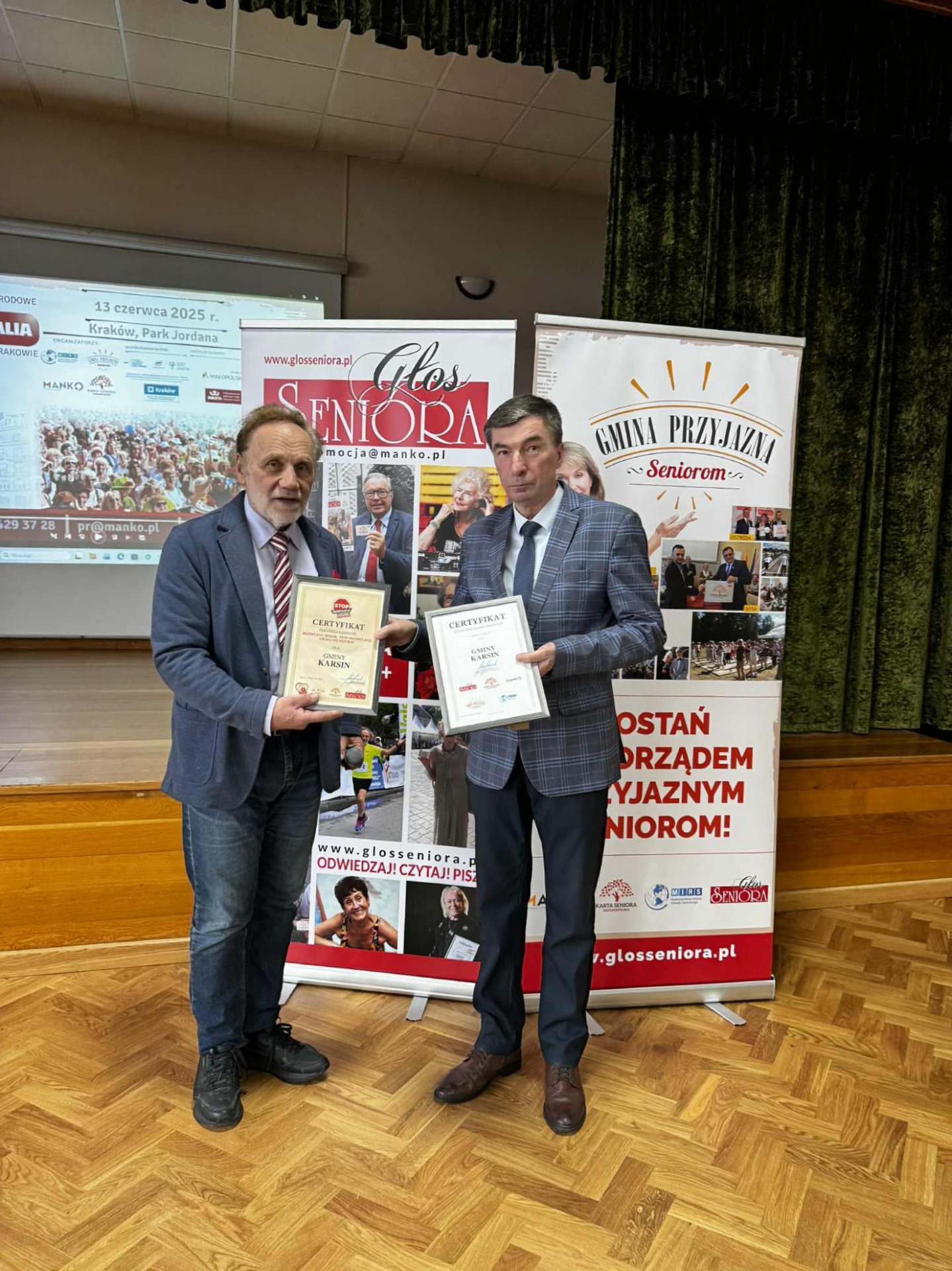 Wójt Gminy Karsin Roman Brunke odebrał z rąk Mecenasa „Głosu Seniora” dr Marka Pilcha certyfikat przystąpienia Gminy Karsin do Programu „Gmina Przyjazna Seniorom”.