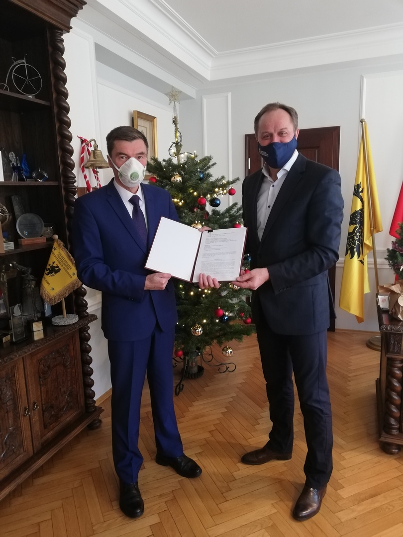 Marszałek Województwa Pomorskiego Mieczysław Struk przekazuje umowę Wójtowi Gminy Karsin Romanowi Brunke