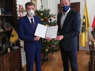 Marszałek Województwa Pomorskiego Mieczysław Struk przekazuje umowę Wójtowi Gminy Karsin Romanowi Brunke