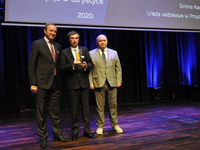 Marszałek Województwa Pomorskiego Mieczysław Struk, Wójt Gminy Karsin Roman Burnke oraz Wicemarszałek Województwa Pomorskiego Wiesław Byczkowski. (autor: Michał Bieliński / UMWP)