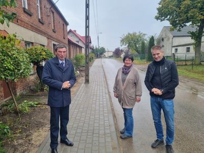Wójt Gminy Karsin Roman Brunke, sołtys sołectwa Górki Barbara Peplińska oraz radny Jan Wardyn na nowym chodniku w Górkach.
