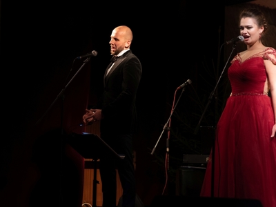 Koncert Adama Zaremby i Justyny Gęsickiej „Kolęda w karnawale” w Domu Kultury im. Hieronima Derdowskiego w Wielu