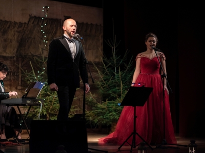 Koncert Adama Zaremby i Justyny Gęsickiej „Kolęda w karnawale” w Domu Kultury im. Hieronima Derdowskiego w Wielu