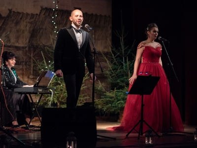 Koncert Adama Zaremby i Justyny Gęsickiej „Kolęda w karnawale” w Domu Kultury im. Hieronima Derdowskiego w Wielu