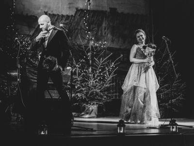 Koncert Adama Zaremby i Justyny Gęsickiej „Kolęda w karnawale” w Domu Kultury im. Hieronima Derdowskiego w Wielu