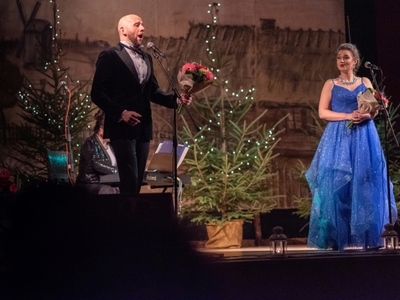 Koncert Adama Zaremby i Justyny Gęsickiej „Kolęda w karnawale” w Domu Kultury im. Hieronima Derdowskiego w Wielu