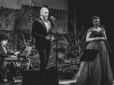 Koncert Adama Zaremby i Justyny Gęsickiej „Kolęda w karnawale” w Domu Kultury im. Hieronima Derdowskiego w Wielu