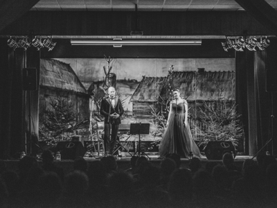 Koncert Adama Zaremby i Justyny Gęsickiej „Kolęda w karnawale” w Domu Kultury im. Hieronima Derdowskiego w Wielu