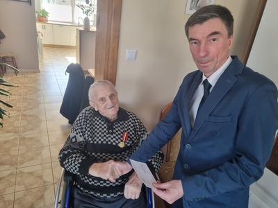 Pan Józef Miloch z Przytarni z rąk wójta Romana Brunke otrzymał odznaczenie "Zasłużony dla Województwa Pomorskiego".