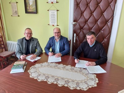 od lewej Wiesła Hildebrand - właściciel firmy BRANDBUD, Przemysław Kowalczyk - przedstawiciel konsorcjum firm POL-DRÓG S.A z Drawska Pomorskiego i BRANDBUD z Krojant, Roman Brunke - Wójt Gminy Karsin.