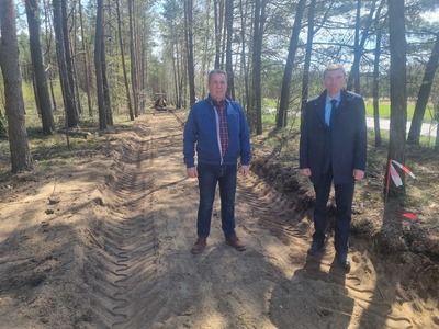 Na zdjęciu od lewej: Radny z Karsina Ireneusz Pokrzywiński oraz wójt gminy Karsin Roman Brunke sprawdzali postępy przy budowie ścieżki rowerowej.