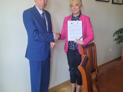 Fot. Wójt Gminy Karsin Roman Brunke i dyrektor zarządu szpitala Marzena Mrozek.