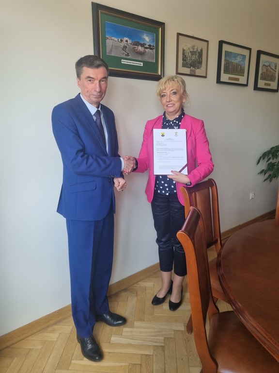 Fot. Wójt Gminy Karsin Roman Brunke i dyrektor zarządu szpitala Marzena Mrozek.