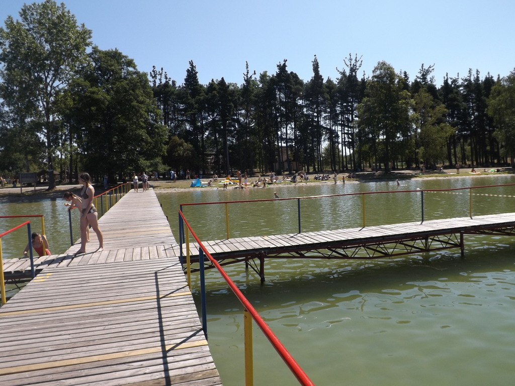 Stary pomost przy plaży gminnej w Wielu powstał w latach 70-tych ubiegłego wieku.