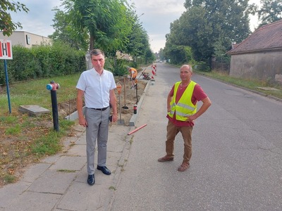 Wójt Gminy Karsin oraz Zbigniew Reszczyński - wykonawca robót na ulicy Dworcowej w Karsinie.