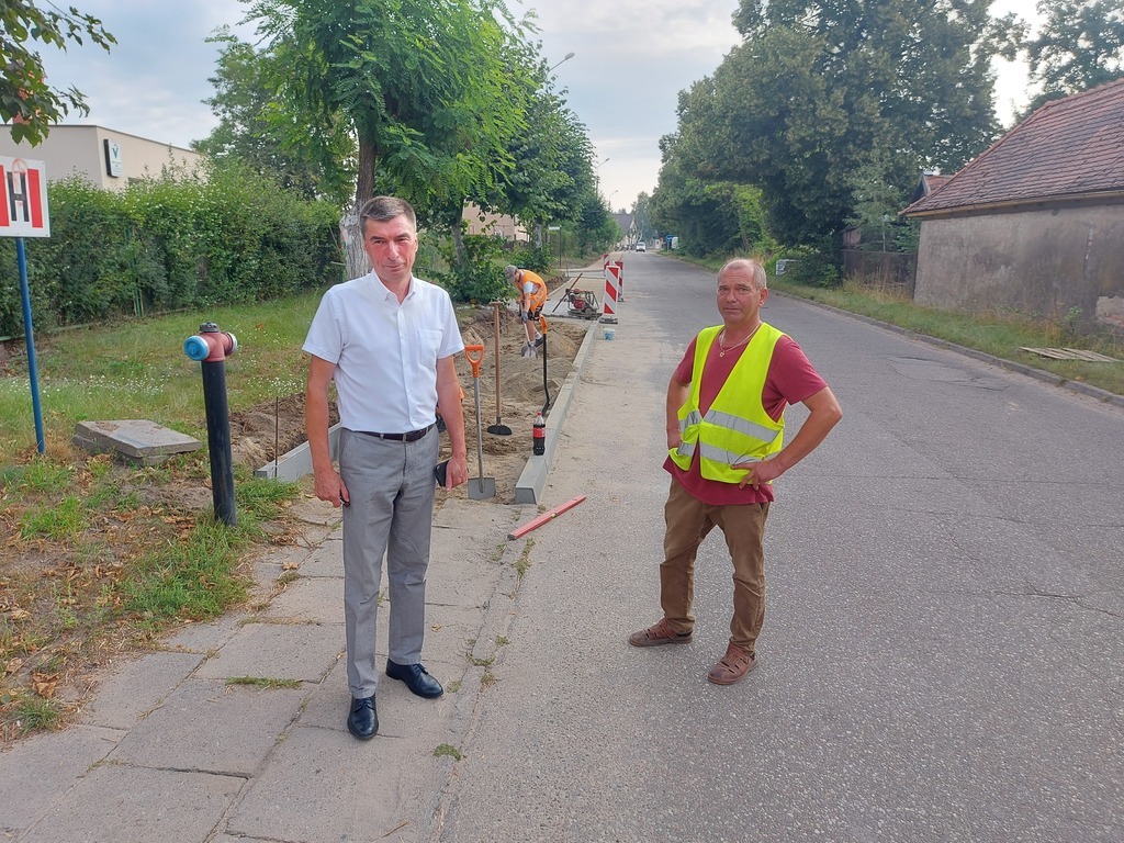 Wójt Gminy Karsin oraz Zbigniew Reszczyński - wykonawca robót na ulicy Dworcowej w Karsinie.