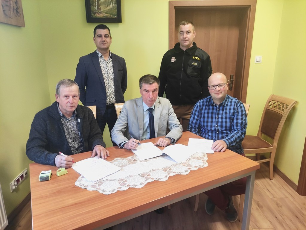 Na zdjęciu od lewej: przedstawiciele firmy WOD-Bud z Karsina Stanisław Nilek, Wójt Gminy Karsin Roman Brunke, przedstawiciel firmy WOD-Bud Wojciech Nilek, Komendant Gminny ZOSP RP w Karsinie Krzysztof Datta, Naczelnik OSP Karsin Dawid Narloch.