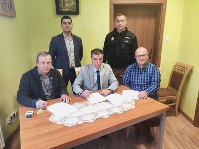 Na zdjęciu od lewej: przedstawiciele firmy WOD-Bud z Karsina Stanisław Nilek, Wójt Gminy Karsin Roman Brunke, przedstawiciel firmy WOD-Bud Wojciech Nilek, Komendant Gminny ZOSP RP w Karsinie Krzysztof Datta, Naczelnik OSP Karsin Dawid Narloch.