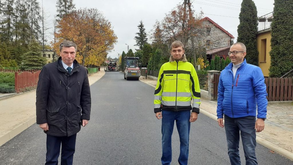 Na zdjęciu od lewej: Wójt Gminy Karsin Roman Brunke, kierownik robót Mateusz Kolter, wykonawca Wiesław Hilderbrand. 