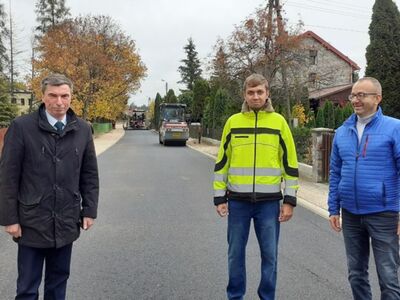 Na zdjęciu od lewej: Wójt Gminy Karsin Roman Brunke, kierownik robót Mateusz Kolter, wykonawca Wiesław Hilderbrand.
