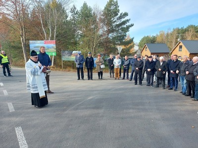 Proboszcz parafii w Wielu Ks. Jan Flisikowski poświęcił nową infrastrukturę drogową we Wdzydzach Tucholskich.