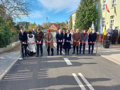 Moment symbolicznego przecięcia wstęgi. Od lewej: Wójt Gminy Karsin Roman Brunke, proboszcz parafii w Wielu Ks. Jan Flisikowski, Dyrektor Regionalnej Dyrekcji Lasów Państwowych w Gdańsku Bartłomiej Obajtek, sołtys sołectwa Wiele Barbara Synak, Wojewoda Pomorski Dariusz Drelich, Starosta Kościerski Alicja Żurawska, Prezes firmy POL-DRÓG Przemysław Kowalczyk, właściciel firmy BRANDBUD Wiesław Hildebrandt oraz Przewodniczący Rady Gminy Karsin Bogdan Pepliński.