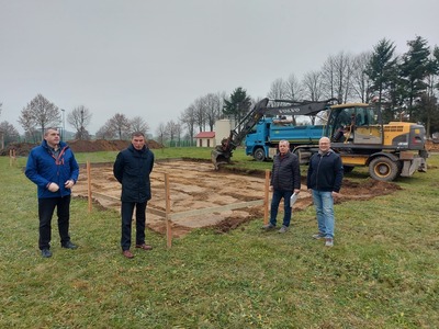 Przedstawiciele Urzędu Gminy oraz wykonawcy robót przy wykopie pod budowę nowej remizy OSP Karsin.
