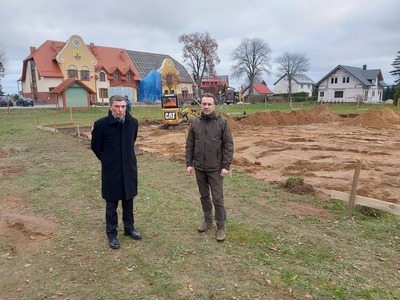Wójt Gminy Karsin Roman Brunke oraz Przewodniczący Rady Gminy Karsin Bogdan Pepliński przy wykopie pod nową remizę OSP Karsin.