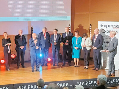Odznaczeni liderzy samorządów z województwa pomorskiego. Przemawia Starosta Malborski, członek Zarządu Związku Powiatów Polskich Mirosław Czapla, za nim z prawej wójt gminy Kobylnica Leszek Kuliński oraz wójt gminy Karsin Roman Brunke.