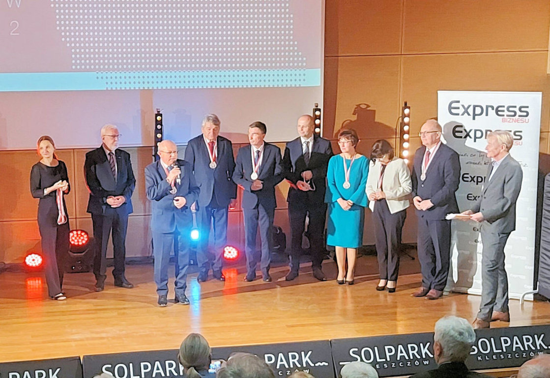 Odznaczeni liderzy samorządów z województwa pomorskiego. Przemawia Starosta Malborski, członek Zarządu Związku Powiatów Polskich Mirosław Czapla, za nim z prawej wójt gminy Kobylnica Leszek Kuliński oraz wójt gminy Karsin Roman Brunke.