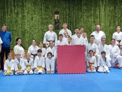 Od lewej: Instruktor Marek Szyca, wójt gminy Karsin Roman Brunke oraz zawodnicy karsińskiego Klubu Karate „Inazuma” na nowej macie treningowej.