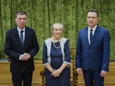 Od lewej: Wójt Gminy Karsin Roman Brunke, Maria Bal, Przewodniczący Rady Gminy Karsin Bogdan Pepliński.