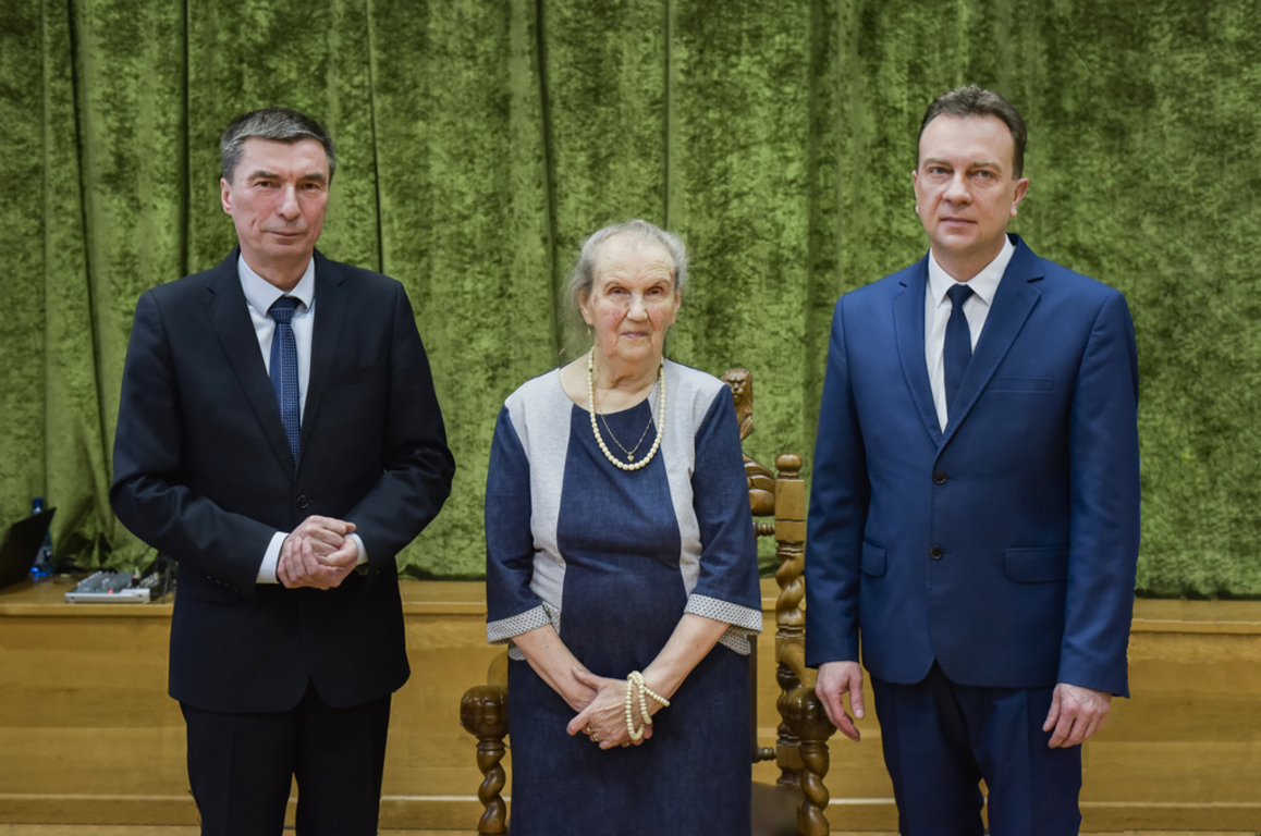 Od lewej: Wójt Gminy Karsin Roman Brunke, Maria Bal, Przewodniczący Rady Gminy Karsin Bogdan Pepliński.